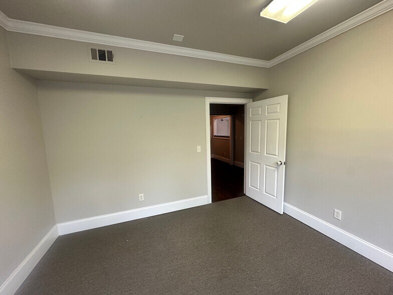 More Photos Of 327 Dahlonega St, Cumming Office For Lease