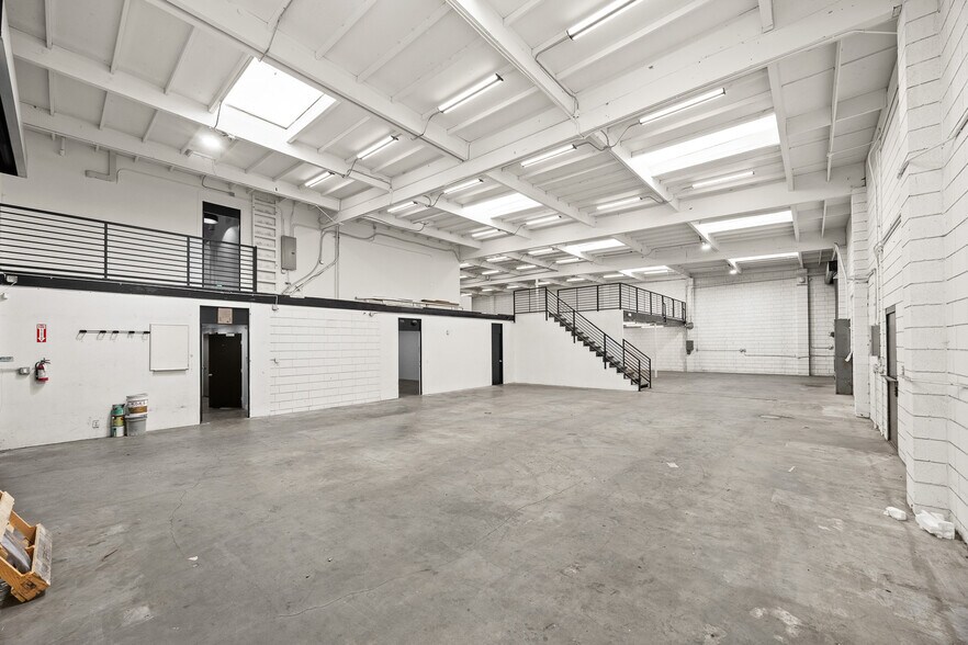 More Photos Of 2702 Saint Louis Ave, Signal Hill Warehouse For Lease