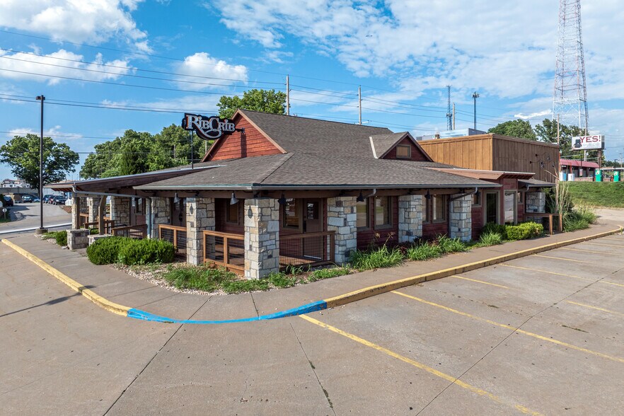 More Photos Of 3704 Faraon St, Saint Joseph Restaurant For Lease