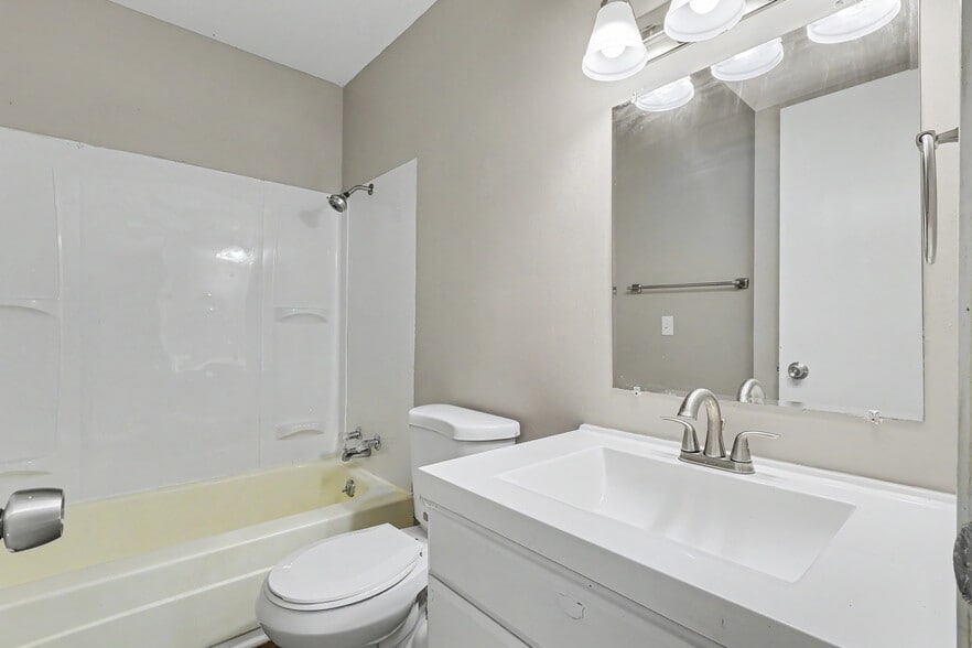 More Photos Of 4671 NW 50th St, Des Moines Apartments For Sale