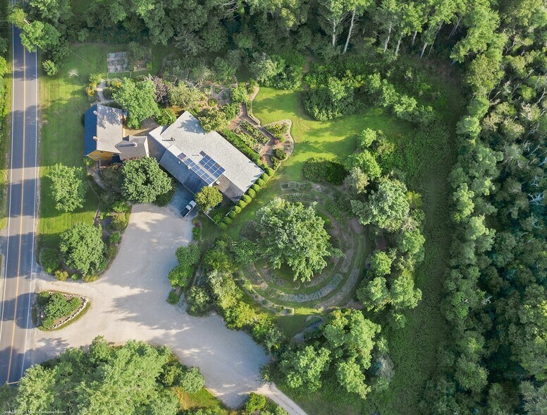 More Photos Of 403 County Rd, Marion General Retail For Lease