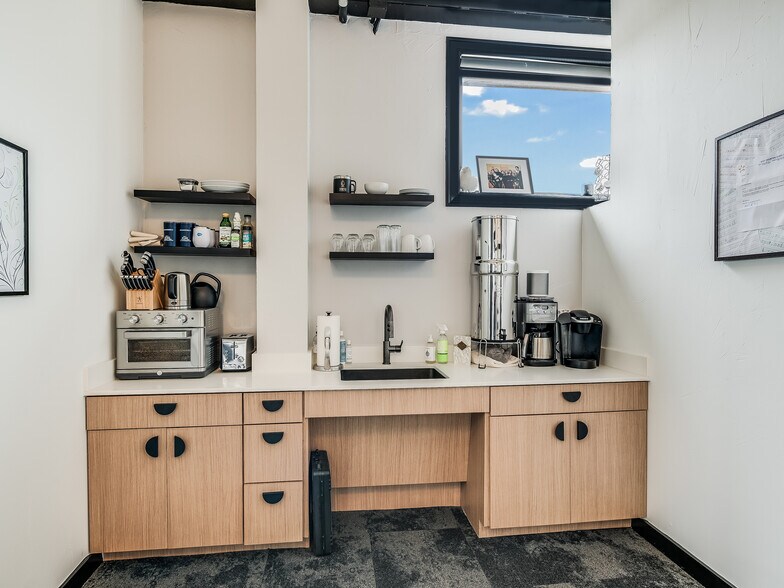 More Photos Of 6836 Bee Caves Rd, Austin Office For Lease