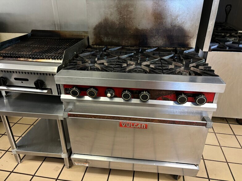 More Photos Of 210 N Lewis Ave, Oglesby Restaurant For Lease