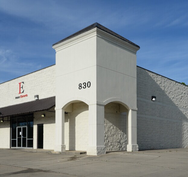 More Photos Of 830 Wilson Dr, Ridgeland Showroom For Lease