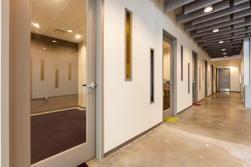 More Photos Of 640 Magazine St, New Orleans Hospitality For Lease