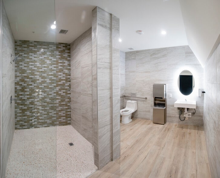 More Photos Of 10824 Burbank Blvd, North Hollywood Warehouse For Lease