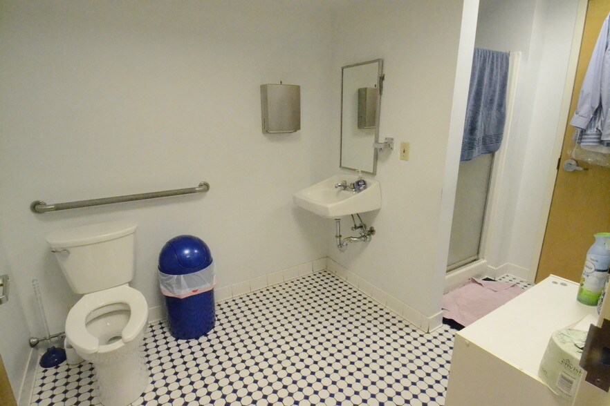 More Photos Of 400 Gidney Ave, Newburgh Medical For Sale