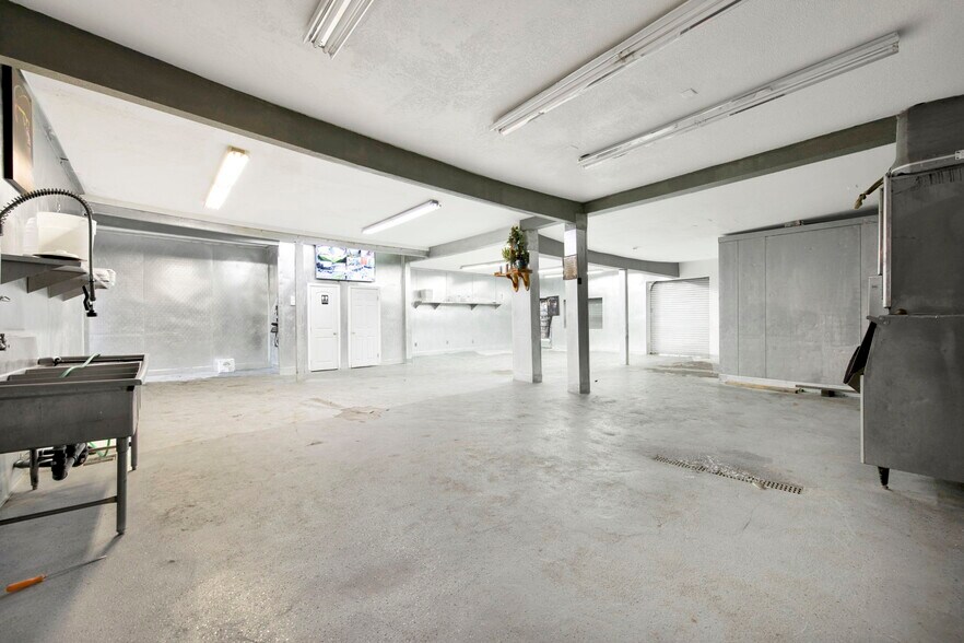 More Photos Of 11316-11318 S Vermont Ave, Los Angeles Storefront For Sale