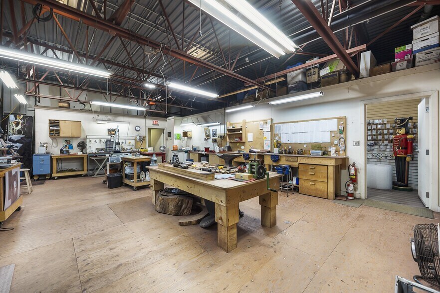 More Photos Of 19289 Langley Byp, Surrey Light Distribution For Sale