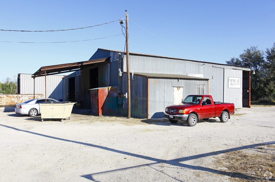 More Photos Of 4710 IH-35 South Fwy, New Braunfels Warehouse For Lease