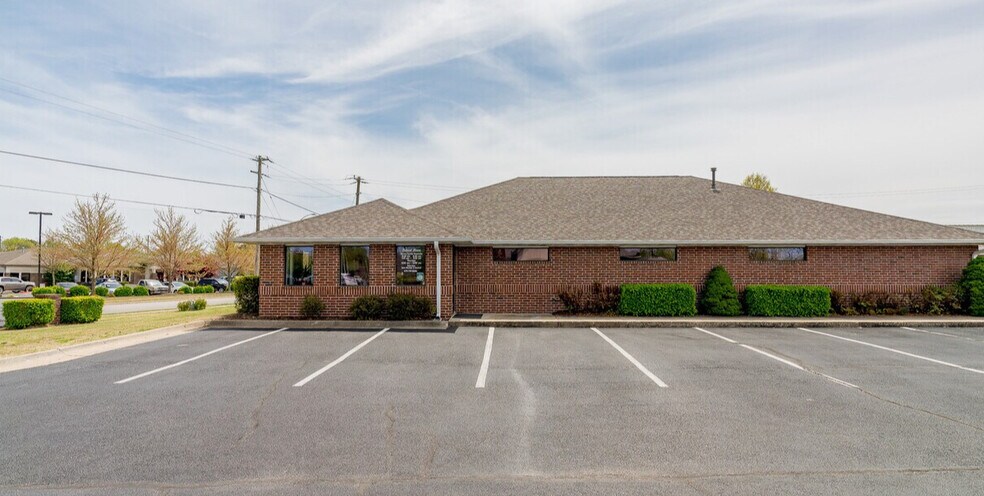 More Photos Of 1000 S West End St, Springdale Office For Lease