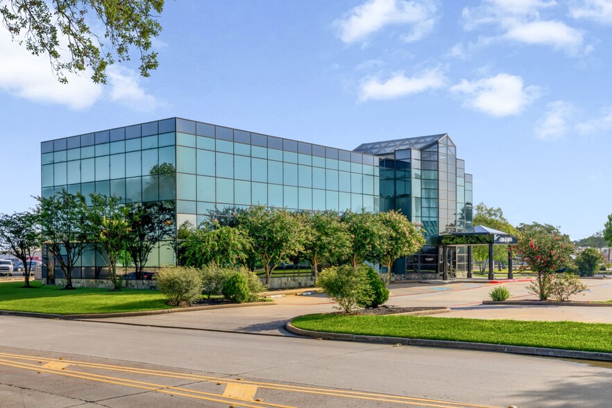 Primary Photo Of 700 Gemini Ave, Houston Medical For Lease