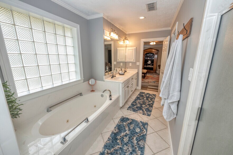 More Photos Of 1440-A TX-237, Round Top Flex For Sale