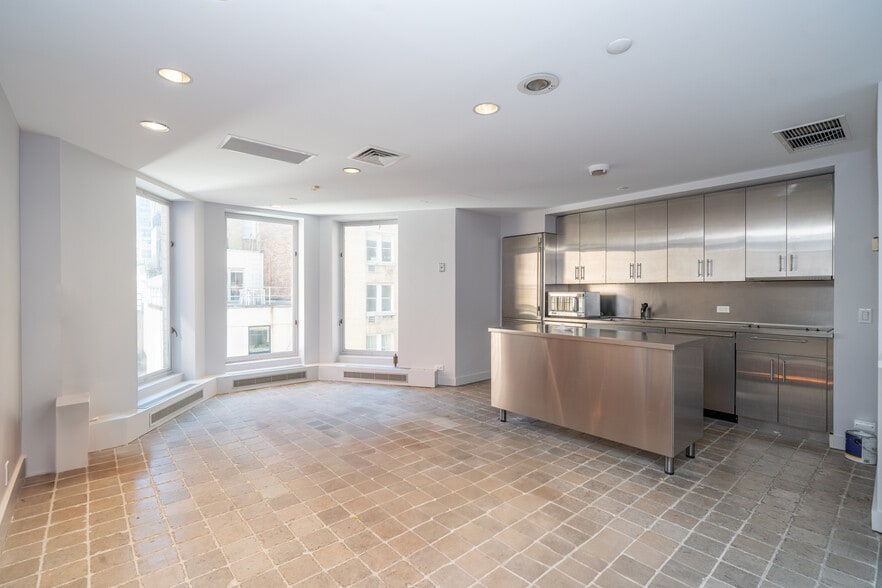 More Photos Of 31 W 54th St, New York Storefront Retail Office For Sale