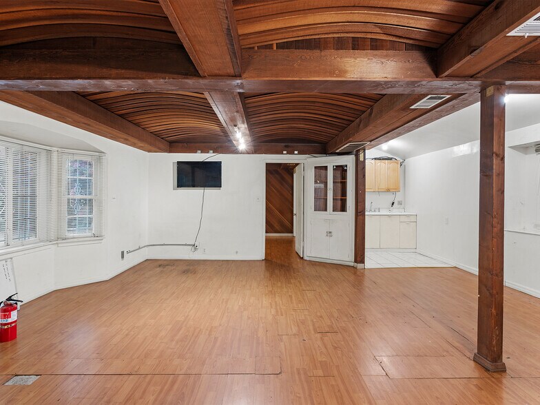 More Photos Of 10746 Magnolia Blvd, North Hollywood Medical For Sale