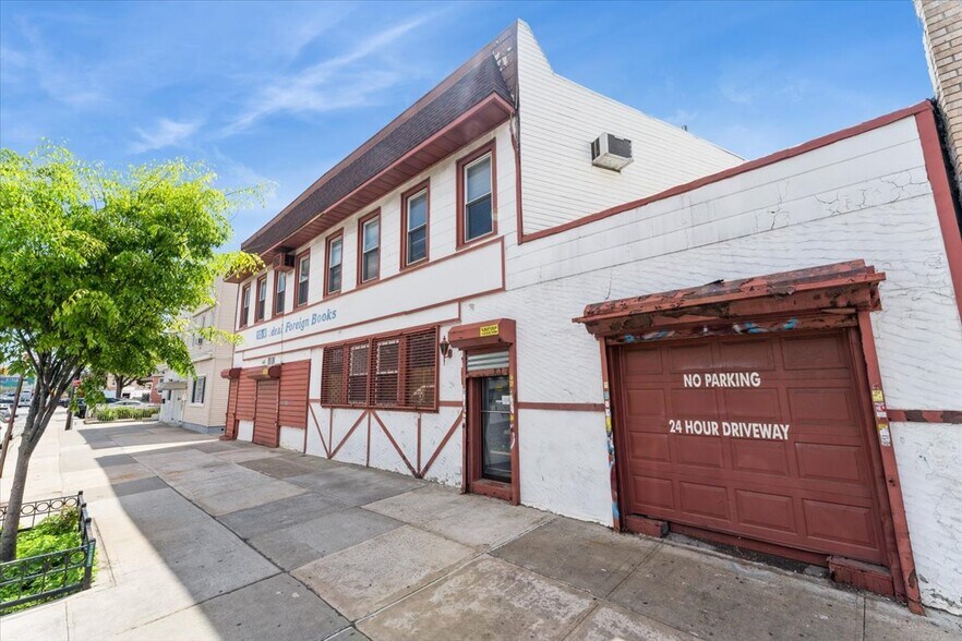 More Photos Of 13210 Hillside Ave, Richmond Hill Storefront Retail Office For Sale