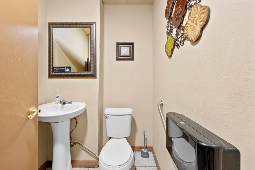 More Photos Of 7390 Shoal Line Blvd, Weeki Wachee Specialty For Sale