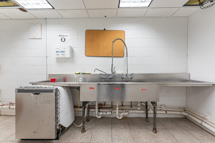 More Photos Of 1900 NE 36th St, Oklahoma City Office For Sale