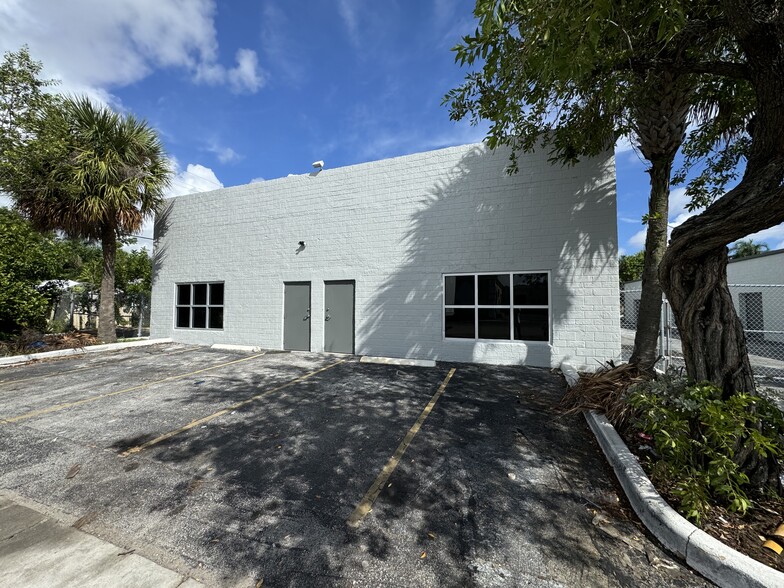 Primary Photo Of 611 NE 42nd St, Deerfield Beach Warehouse For Lease