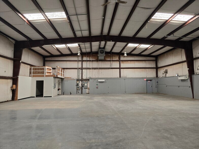 More Photos Of 1344 Brookside Blvd, Grants Pass Warehouse For Lease