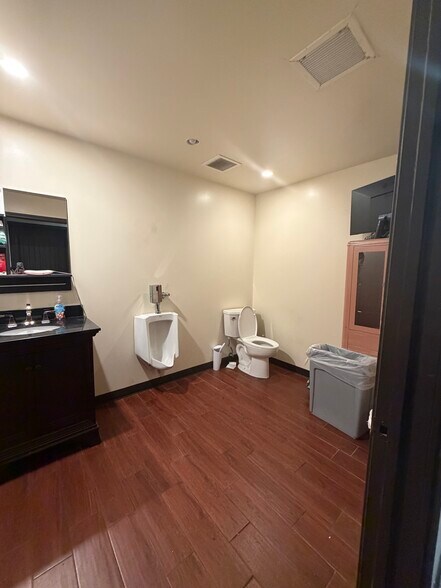 More Photos Of 204 S Broadway, Coweta Office For Sale