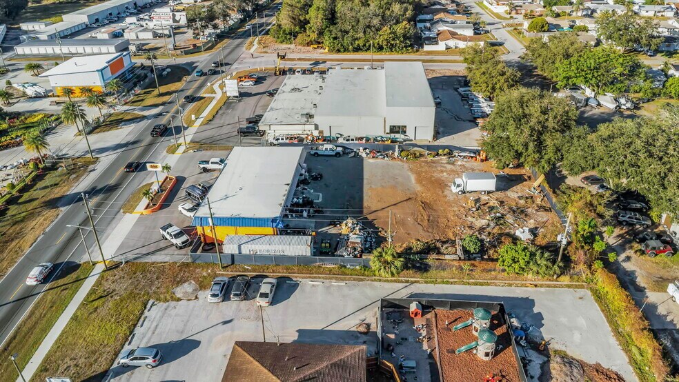 More Photos Of 2922 Grand Blvd, Holiday Flex For Lease