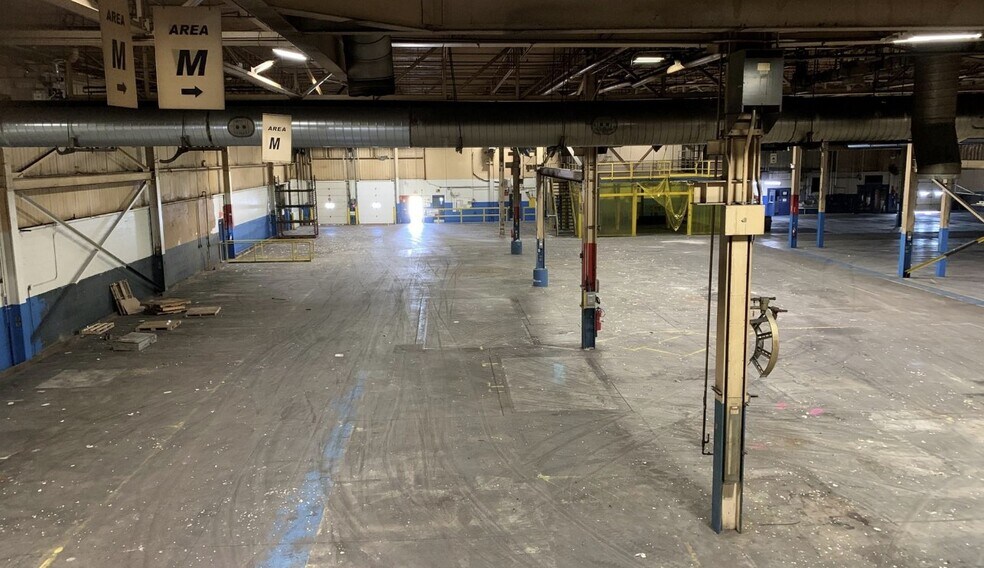 More Photos Of 1130 Wellington St, Chatham-Kent Distribution For Lease