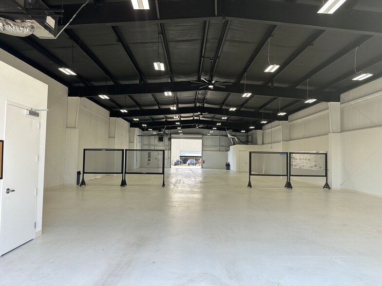 More Photos Of 26611 Wesley Chapel Blvd, Lutz Warehouse For Lease