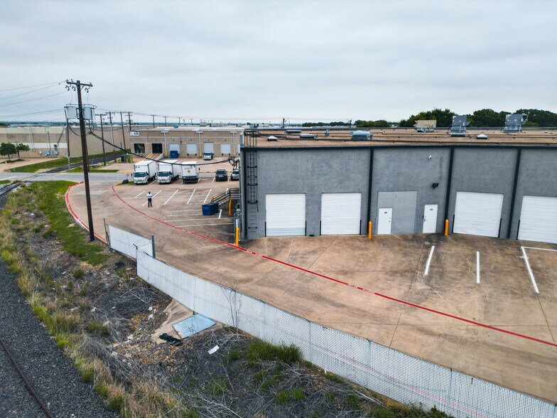 More Photos Of 805 W Carrier Pky, Grand Prairie Warehouse For Lease