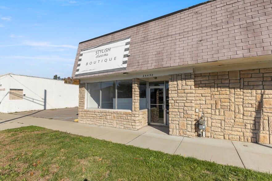 More Photos Of 25420 Grand River ave, Redford Twp Service Station For Lease