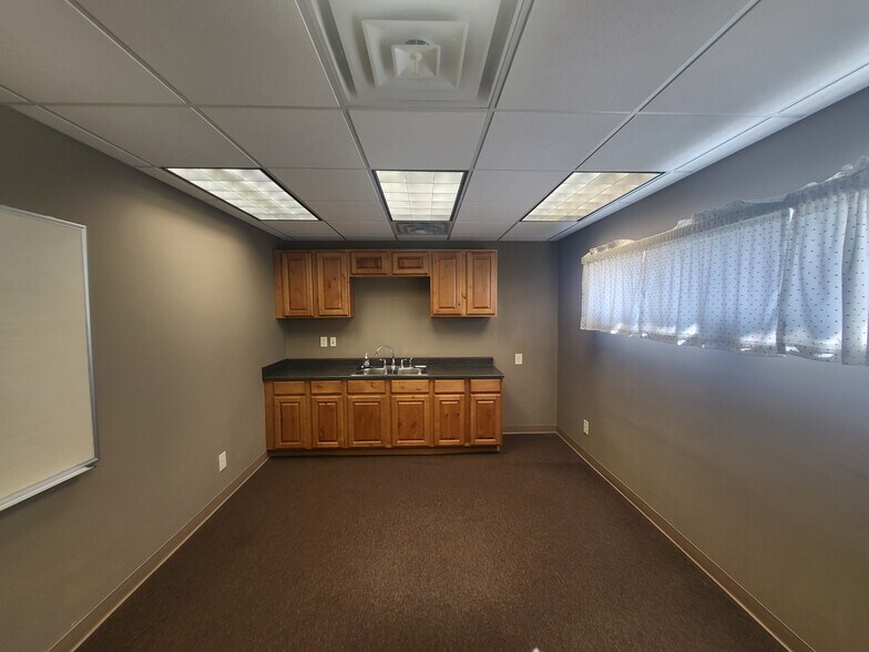 More Photos Of 901 E Loula St, Olathe Office For Lease