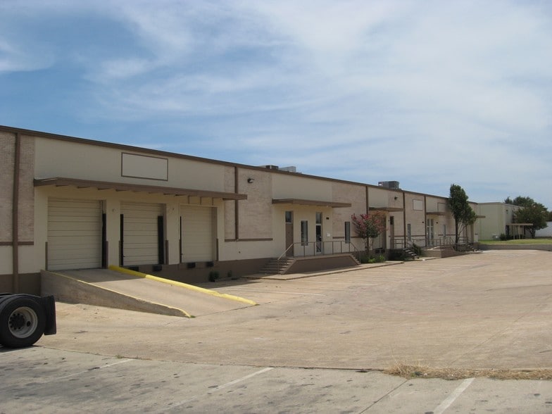 More Photos Of 906-910 Fountain Pky, Grand Prairie Warehouse For Lease