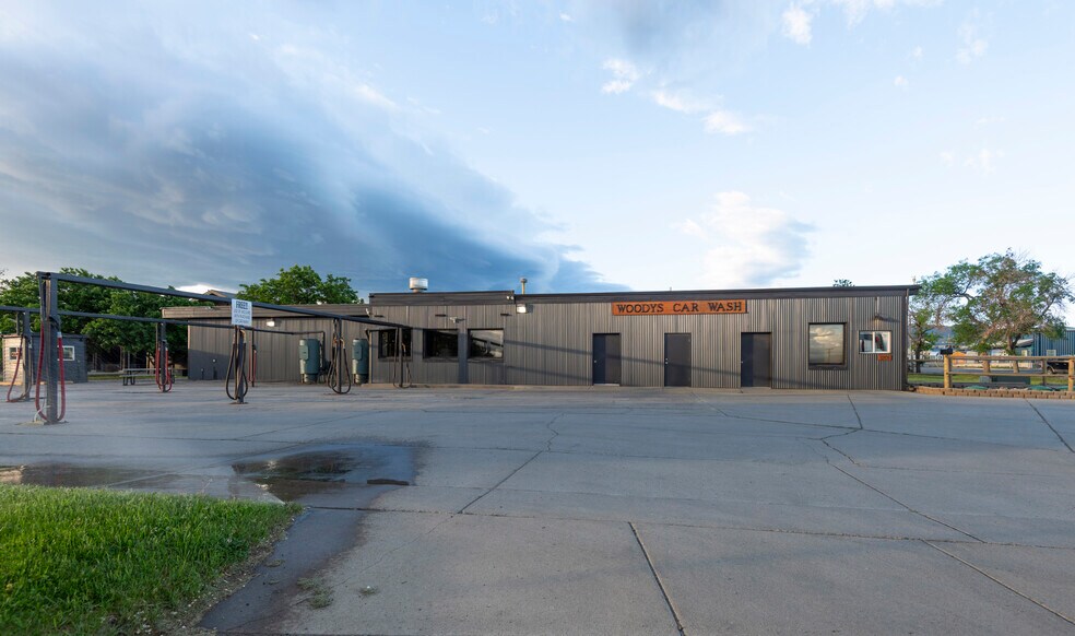 Primary Photo Of 1201 Cedar St, Helena Carwash For Sale