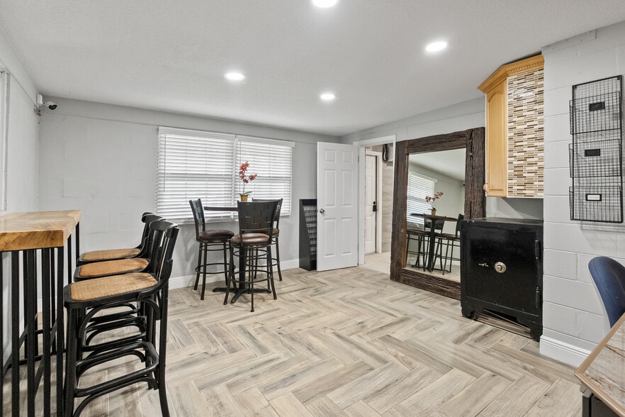 More Photos Of 5424 Edgewater Dr, Orlando Flex For Lease