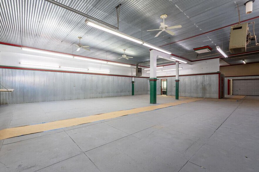 More Photos Of 116-118 S Union Ave, Shawnee Showroom For Sale
