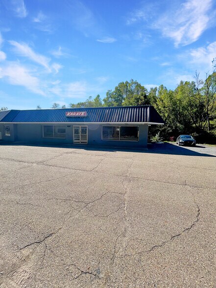 More Photos Of 703 US-30, Imperial General Retail For Lease