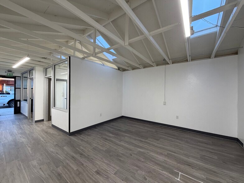 More Photos Of 2116-2118 28th St, Sacramento Office Residential For Lease