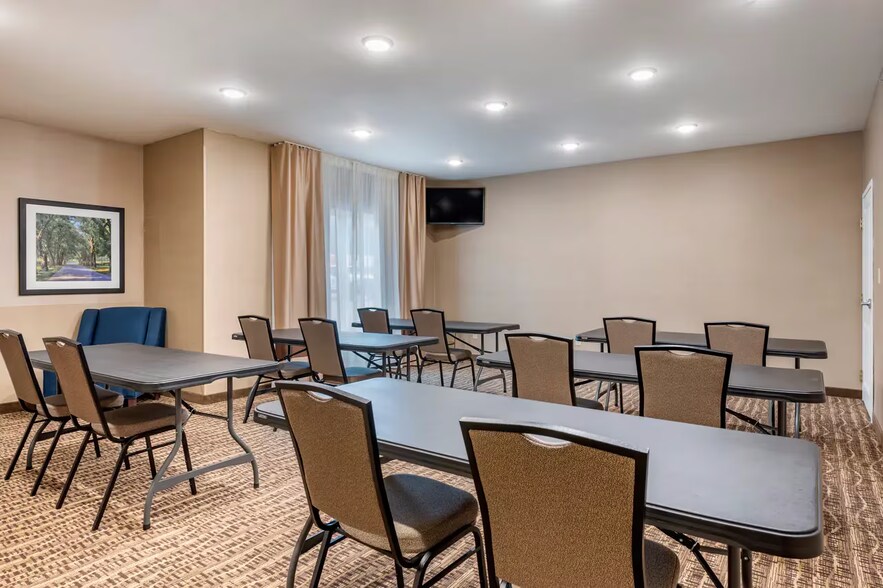 More Photos Of 10 Country Dr, Wilder Hotel For Sale