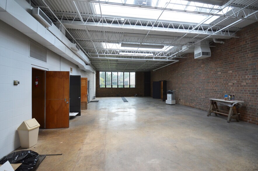 More Photos Of 2040 Brevard Rd, High Point Warehouse For Lease