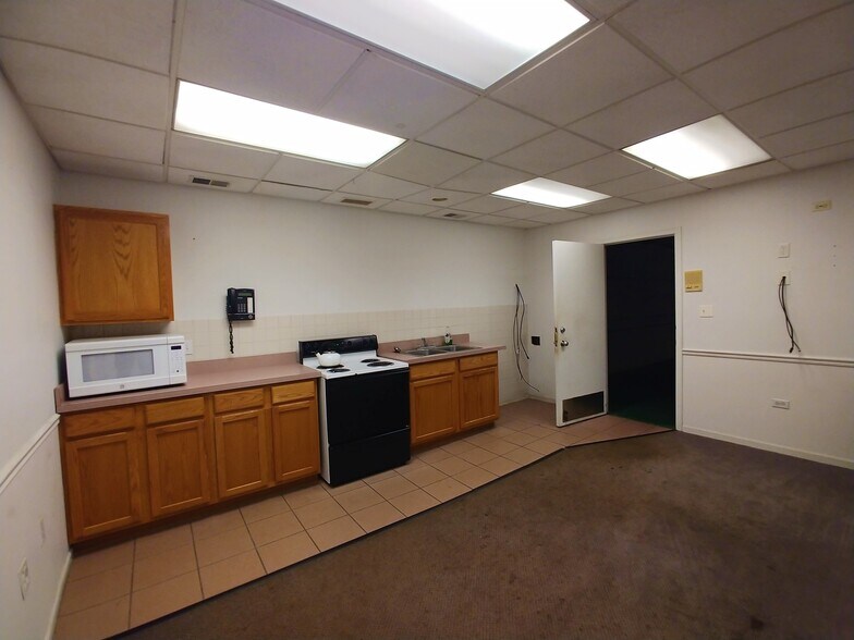 More Photos Of 10448 Kedzie, Chicago Office For Sale