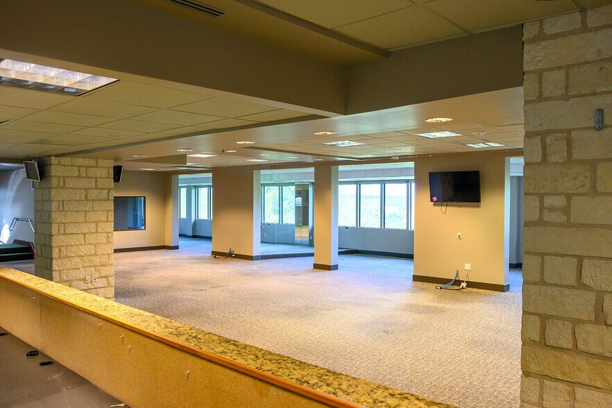 More Photos Of 8226 Bee Caves Rd, Austin Office For Sale