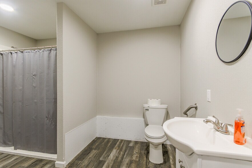 More Photos Of 1010 W Buchanan St, California Freestanding For Sale