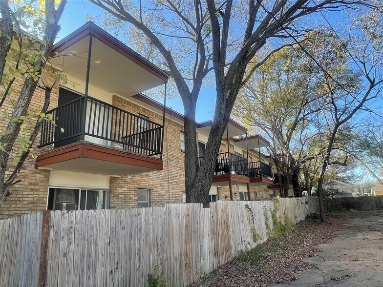 More Photos Of 322 S Waco St, Weatherford Apartments For Sale
