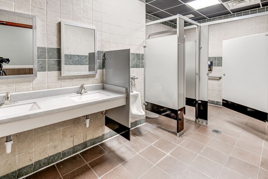 More Photos Of 102 E Park St, Taylorville Freestanding For Sale