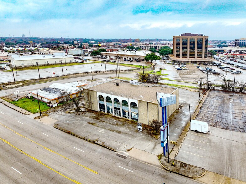 More Photos Of 1210 Lake Air Dr, Waco Freestanding For Sale