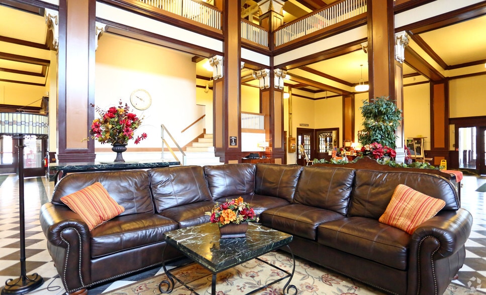 More Photos Of 209 W 5th St, Waterloo Apartments For Lease