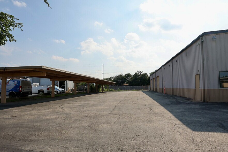 More Photos Of 1304 W Industrial Blvd, Round Rock Light Distribution For Lease