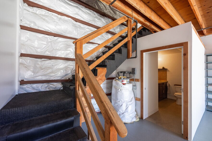 More Photos Of 207 Harvard Ave, Half Moon Bay Warehouse For Sale