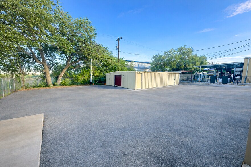 More Photos Of 11720 Warfield St, San Antonio Light Manufacturing For Lease