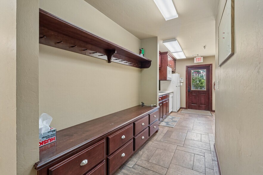 More Photos Of 2933 S Bryant Ave, Edmond Office For Sale